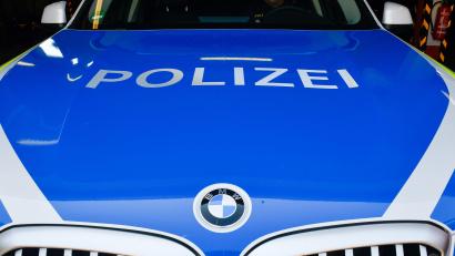 Symbolbild: Petra Hartl
Ein unbekannter Täter lockert Radmuttern an einem Auto in Wiesau. Die Polizei ermittelt wegen gefährlichen Eingriffs in den Straßenverkehr.