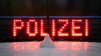 Symbolbild: Soeren Stache/dpa
Eine 87-jährige Fahrerin verursachte in Tirschenreuth beim Ausparken einen Unfall und flüchtete.
