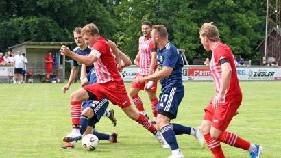 Bild: Gebert
Kapitän Julian Fürst (Zweiter von links) und der TSV Waldershof zogen zum Saisonauftakt gegen die SG Regnitzlosau den Kürzeren.