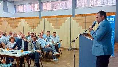 Bild: Walter Widmann, exb
Die drei Ortsverbände der CSU in Luhe-Wildenau nominierten Sebastian Hartl (rechts) einstimmig erneut als Kandidat für das Bürgermeisteramt des Marktes.