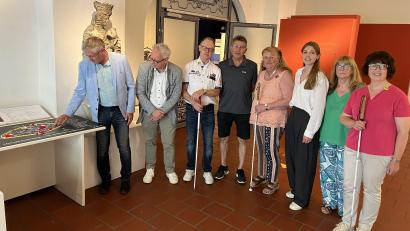 Bild: Stadtmuseum/Julia Riß
Bei der Vorstellung des taktilen Stadtmodells im Amberger Stadtmuseums wurde es auch gleich getestet. darüber freuen sich 3. Bürgermeister Franz Badura, Kulturreferent Fabian Kern, Mitglieder der Fokusgruppe und Begleitungen mit Thomas Preischl, Josef Rupp, Petra Rupp, Julia Brunner und Bettina Pichlmeier (von links) mit Begleitung.