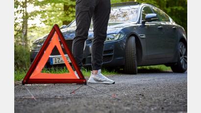 Symbolbild: djd/Itzehoer Versicherungen
Nach einem Wildunfall muss die Unfallstelle abgesichert werden, der Vorfall ist unverzüglich der Polizei zu melden.