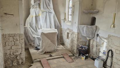 Bild: no
Blick auf die aktuelle Baustelle in der Kirche in Götzendorf, mit verhängtem Altar, verhängter Kanzel und freigelegtem Mauerwerk. Kein Wunder, dass hier an der Kirwa kein Gottesdienst gefeiert werden kann.