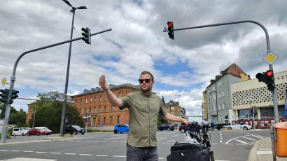 Bild: Sonja Kaute
Christian Rockinger vom Tiefbauamt der Stadt zeigt: Wenn jetzt ein Auto von der Schillerstraße aus auf den Adolf-Kolping-Platz zufährt, wird an der Ampel das dort angebrachte einzelne, orangene Signal blinken und vor einem möglichen Konflikt zwischen Radler und rechtsabbiegenden Fahrzeugen warnen.