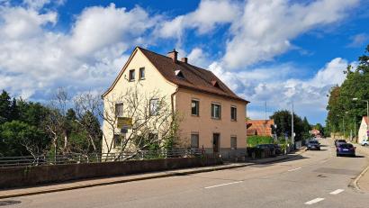 Bild: Hirsch
Das leer stehende Haus an der Fronberger Straße wird demnächst abgerissen. An dieser Stelle entsteht ein Bürogebäude mit drei Wohneinheiten und einer Tiefgarage. .