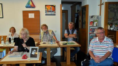 Bild: ubb
Bei der Jubiläumslesung trugen unter anderem Julia Birkner, Marianne Stangl (vorn am Pult), Erich Neiser, Raimund A. Mader und Werner Robl (v. li.) eigene Texte vor.