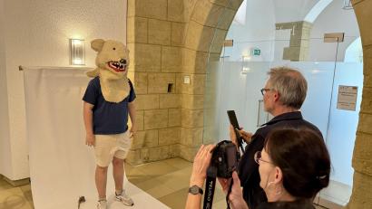 Bild: upl
Sichtungstermin im Landratsamt für ein mögliches Kirwa-Museum. Der Kopf des Freudenberger Kirwabären wird dokumentiert.