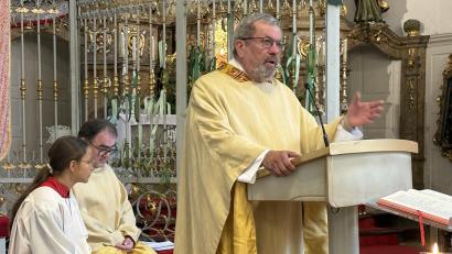 Bild: ge
Pfarrer Markus Ertl aus Wernberg, gebürtiger Sulzbach-Rosenberger, gestaltete den ersten Festgottesdienst zum Frauentag auf dem Annaberg gemeinsam mit Pfarrer Herbert Mader.