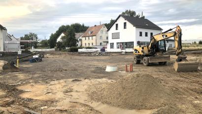 Bild: wro
Bis zur Fertigstellung des neuen Kreisverkehrs in Fichtenschacht werden sich die Verkehrsteilnehmer und Anwohner noch gedulden müssen. Die Wiedereröffnung der derzeit gesperrten Straßenteilstücke ist für Ende Oktober/Anfang November geplant.