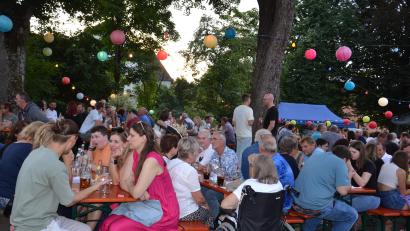 Bild: gi
Die vielen Besucher genossen das stimmungsvolle Lampionfest im Garten der Brauerei Scheuerer bei überwiegend böhmischer Blasmusik.