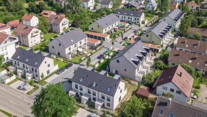 Bild: Deutsche Reihenhaus AG
So sehen die Gebäude aus, die die Deutsche Reihenhaus baut: Dieses Bild aus Süßen (Baden-Württemberg) diente dem Kümmersbrucker Bauausschuss als Anhaltspunkt, wie die Reihenhäuser an der Siedlerstraße aussehen würden.