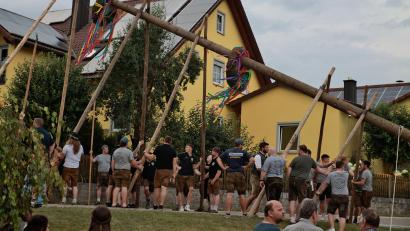 Bild: Kirwaburschen Willhof
Mit dem traditionellen Aufstellen des Kirwabaums am Samstag, 26. Juli, beginnt die Willhofer Kirwa.