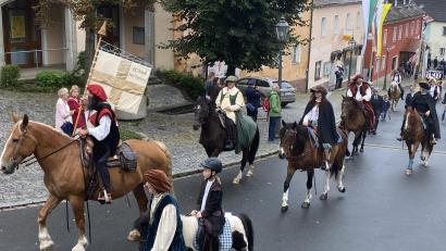 Bild: Josef Glas
Reiterinnen und Reiter symbolisierten in historischen Gewändern die damaligen Stände und Funktionen. Die St.-Jodok-Standarte haben sie ebenfalls dabei.