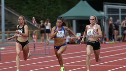 Bild: Theo Kiefner
Katrin Fehm (Mitte) vom ESV Amberg wurde über 100 Meter in Hösbach Dritte.