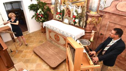 Bild: no
Michaela Beha aus Amberg mit der Querflöte und Markus Lommer aus Sulzbach-Rosenberg konzertierten im Altarraum der Filialkirche St. Margareta.