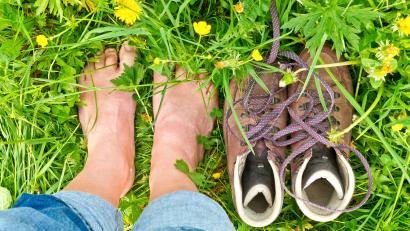 Bild: Jürgen Fälchle - stock.adobe.com
Wir sollten uns alle mehr schuhfreie Zeit gönnen.