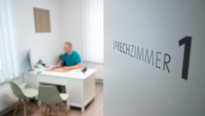 Symbolbild: Sebastian Kahnert/dpa
Angehende Hausärzte, Kinderärzte und HNO-Ärzte können in den Genuss eines Stipendiums kommen. Der Landkreis Tirschenreuth will damit Fachpersonal für die Region gewinnen.