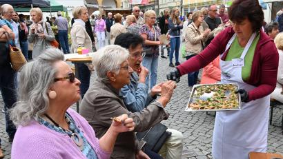 Archivbild: gf
Häppchen zum Probieren gibt es am Freitag, 25. Juli, auf dem Amberger Bauernmarkt, weil der ein Jubiläum feiert.