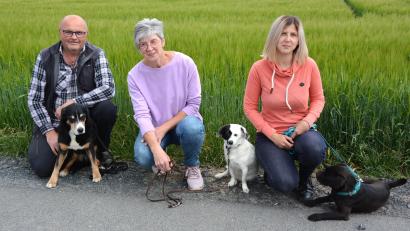 Bild: jr
Die Betreiber der Hundepension Rosenbühl, Bernhard und Heike Hubrich sowie Tochter Steffi (rechts), mit ihren vierbeinigen Lieblingen.