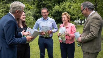 Bild: Jolanda Selting/OTH Amberg-Weiden
Das Team des Instituts für Nachhaltigkeit und Ethik sowie Präsident Prof. Dr. Clemens Bulitta (links) und Vizepräsidentin Prof. Dr. Christiane Hellbach (Zweite von rechts) freuen sich über die Veröffentlichung der Nachhaltigkeitsstrategie der OTH Amberg-Weiden.