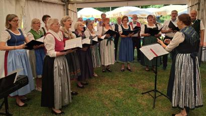Bild: mab
Nicht nur liturgische Lieder wurden im Festzelt durch den Erzherzog-Johann-Chor aus Straß angestimmt, sondern auch fröhliches Mitklatschen und Mitsingen war nach der Messfeier angesagt.