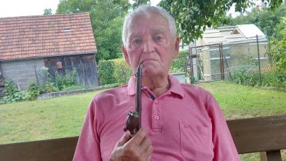 Bild: hka
Die Pfeife gehört zu ihm. Richard Fuchs im Garten seines Hauses in Betzenberg. Dort hat er auch sein eigenes Bauernmuseum.