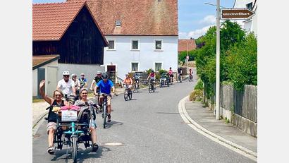 Bild: Gerhard Krones
Ganz entspannt und vorne weg das Doppeltandem kam die Radlergruppe bei der Kulturscheune an.