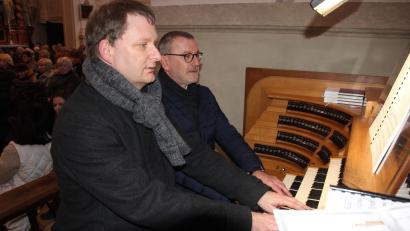 Archivbild: kro
Eines der vielen Ereignisse in den vergangenen Jahren als Kirchenmusiker war das Benefizkonzert Anfang 2024 anlässlich des 50. Geburtstags von Andreas Sagstetter (links). Dabei musizierte er zusammen mit Stadtpfarrer Dr. Thomas Vogl vierhändig am Orgelspieltisch in der Basilika.