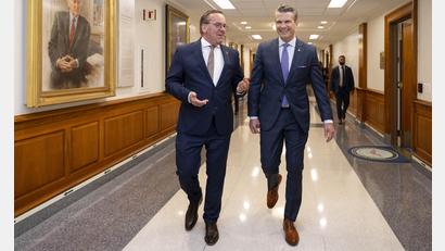 Bild: Petty Officer 1st Class Alexander Kubitza/US Navy
Bundesverteidigungsminister Boris Pistorius (links) beim Gespräch mit US-Amtskollege Pete Hegseth im Pentagon. Bei dem Besuch vor gut zehn Tagen hatte Pistorius auch ein Geschenk aus Grafenwöhr dabei.