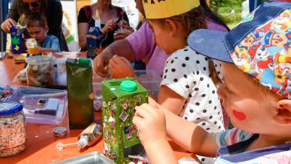 Archivbild: Petra Hartl
Basteln und Spielen, aber auch viele sportliche Aktivitäten machen das Amberger Kinderfest zu einem Höhepunkt für Mädchen und Buben. Am Sonntag, 27. Juli, wird wieder auf dem Landesgartenschaugelände gefeiert.