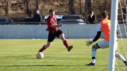 Archivbild: Dieter Jäschke
Ob der Eschenbacher Manuel Bitterer im Derby gegen die SpVgg Trabitz ebenso frei zum Abschluss kommt wie hier im Spiel der Vorsaison gegen den TSV Reuth? Die Gäste geben sich selbstbewusst und wollen drei Punkte einfahren.