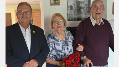 Bild: gf
Bürgermeister Martin Preuß (links) gratuliert Brigitte und Hans-Peter Sänger zur Eisernen Hochzeit.