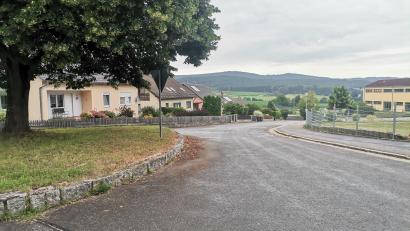 Bild: amö
In der Schulstraße, von der Lind bis zum Sportplatz, werden die Wasserleitung und der Kanal erneuert. Die Marktgemeinde Winklarn hofft dafür auf Fördergelder.