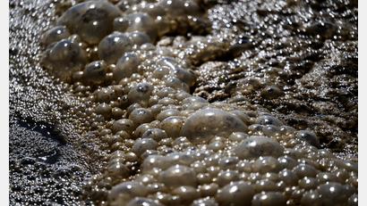 Symbolbild: Hendrik Schmidt/dpa
In Schönsee hat sich die Menge an Abwasser deutlich reduziert. Auch das sorgt in Kombination mit den Fixkosten für höhere Gebühren.
