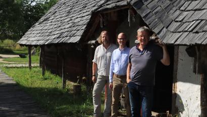Bild: olr
Wolters, Vrbík und Wolf am "Slavischen Langhaus": Ein solches Haus wurde als Wohnhaus, Versammlungsort und Repräsentationsraum genutzt.