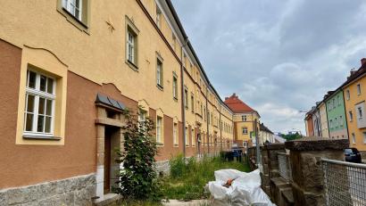 Archivbild: Gabi Schönberger
Der Schweigerblock, den die Baugenossenschaft Familienheim 1925 im Stadtteil Stockerhut errichten ließ, wurde in den vergangenen Jahren komplett saniert. Das Bild entstand noch während der Sanierungsmaßnahmen.