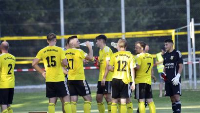 Archivbild: Hubert Ziegler
Noch einmal Kräfte sammeln und dann rein ins Derby: Der SV Hahnbach empfängt am Freitagabend erstmals den Nachbarverein SF Ursulapoppenricht zu einem Bezirksliga-Punktspiel.