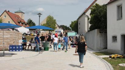 Bild: Bernhard Piegsa
Ein Straßenfest mit internationalen Speisen und Flohmarkt: Die Idee kam bei den Pressathern gut an. Obendrein spielte "Sankt Petrus" mit und sorgte für perfektes Flanierwetter.