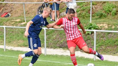 Archivbild: Gebert
Stürmer Julian Schindler (rechts, Szene aus der Partie gegen Regnitzlosau) und seine Teamkollegen vom TSV Waldershof unterlagen am Mittwochabend dem 1. FC Trogen mit 0:1.