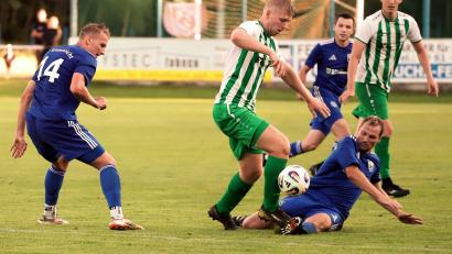Bild: war
Gut zu tun hatte Etzenrichts Spielertrainer Andreas Wendl (am Boden) am Dienstagabend gegen den TV Bad Abbach in seiner zentralen Abwehrposition zusammen mit Noah Scheler und Max Herrmann gegen Abbachs ballführenden Alexander Legler.