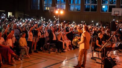 Bild: Lorenz von Koenen
Ein bewegender Moment: Mit Handytaschenlampen zum Song "See you again" wurde Schulleiter Christian Weiß-Mayer von der Schulfamilie verabschiedet.