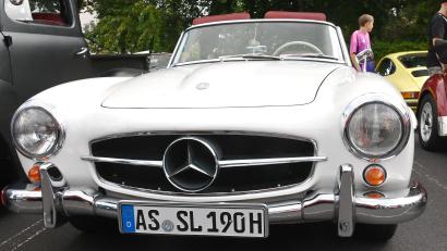 Bild: gf
Ein echter Hingucker bei Oldtimer-Treffen ist der Mercedes 190 SL - heute wahrscheinlich teurer als vor Jahrzehnten. Am 3. August gibt es wieder viele dieser Fahrzeuge zu bestaunen.