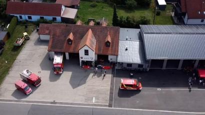 Luftbild: Manuel Kagerer
Ein Blick von oben auf den neuen Anbau der Feuerwehr Mantel.