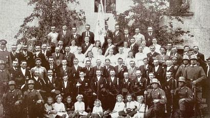 Bild: Archiv Markt Freihung
Fahnenweihe des Krieger- und Soldatenbundes Freihung im Jahr 1923 mit Fahnenbraut Anna Rittner, geb. Schlosser.