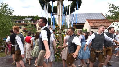 Bild: no
Beim Baumaustanzen ließen sich die 19 Kirwapaare in Ritzenfeld einige besondere Tanzdarbietungen einfallen, die es nicht auf jeder Kirwa im Amberg-Sulzbacher Land zu sehen gibt.