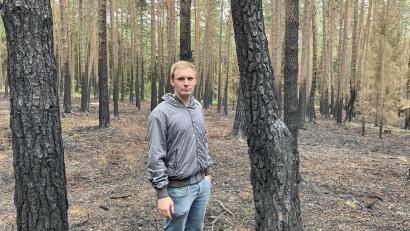 Bild: Lukas Büchold
Der Waldbesitzer Johannes Westiner in seinem Wald. Das komplette Unterholz verbrannte, genau wie die frisch gepflanzten Setzlinge und jetzt muss er wahrscheinlich auch noch etwa 1000 Bäume fällen.