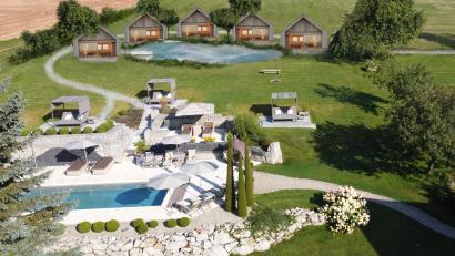 Bildmontage: Laura Fuhrmann/exb
So soll die künftige Anlage mit den fünf Naturchalets (im Hintergrund) am Heindlhof einmal aussehen. Vorne ist der bereits bestehende Pool zu sehen. Erstellt hat die Visualisierung Laura Fuhrmann.