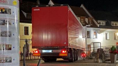 Bild: Thomas Scholz
Ein betrunkener Lkw-Fahrer blieb in der Sulzbacher Innenstadt mit seinem Sattelzug stecken.