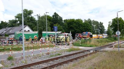 Bild: Manfred Bäumler
Auf der Böttgerstraße in Schwarzenfeld ist ein Traktor umgekippt. Ein Großaufgebot an Rettungskräften ist im Einsatz.