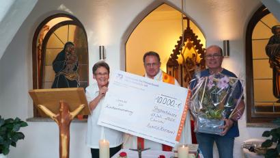 Bild: fvo
Christa Wildenauer übergibt an Pfarrer Alexander Hösl und Kirchenpfleger Werner Hanauer (von links) 10.000 Euro für die Renovierung der katholischen Stadtpfarrkirche Vohenstrauß.